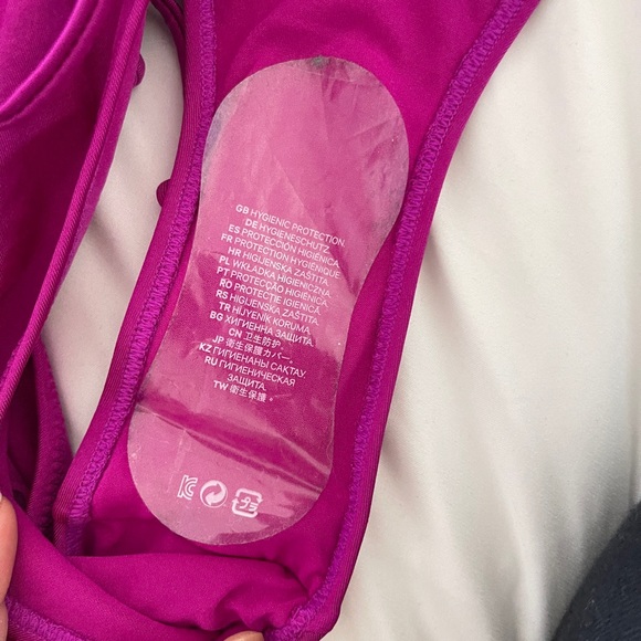 H&M One Piece Swimsuit - Picture 2 of 6